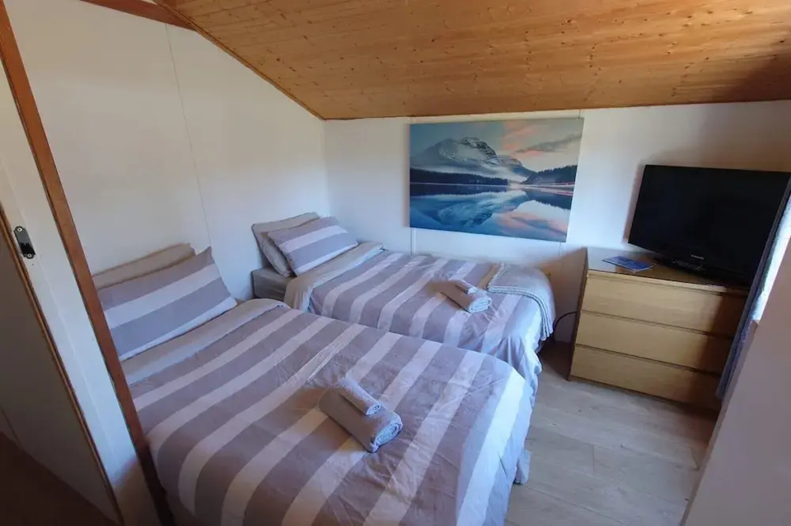 Wildwood Cabin - Sleeps 6, Hot Tub & Parking