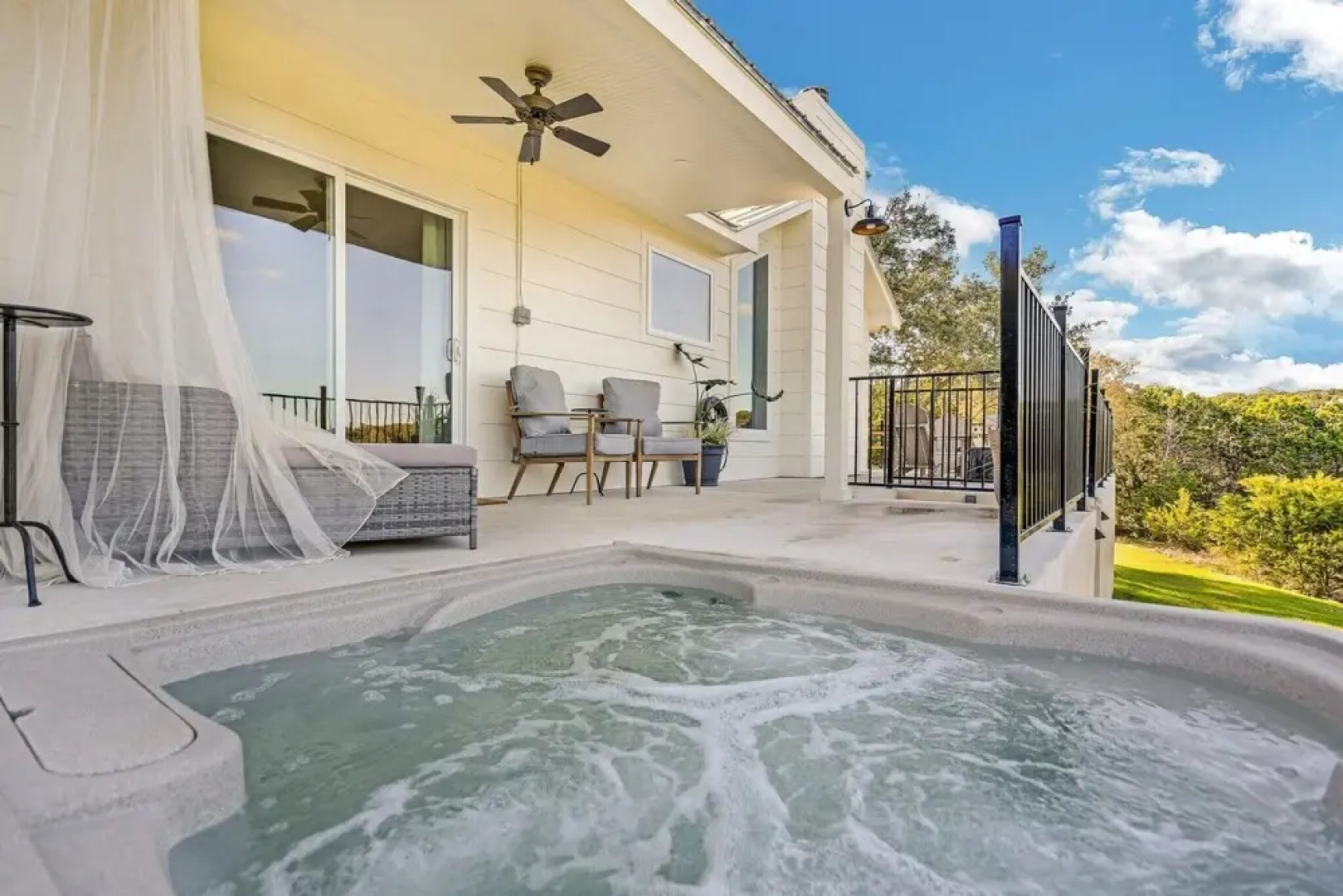 NEW Gorgeous Home With Hot Tub 5min From the River