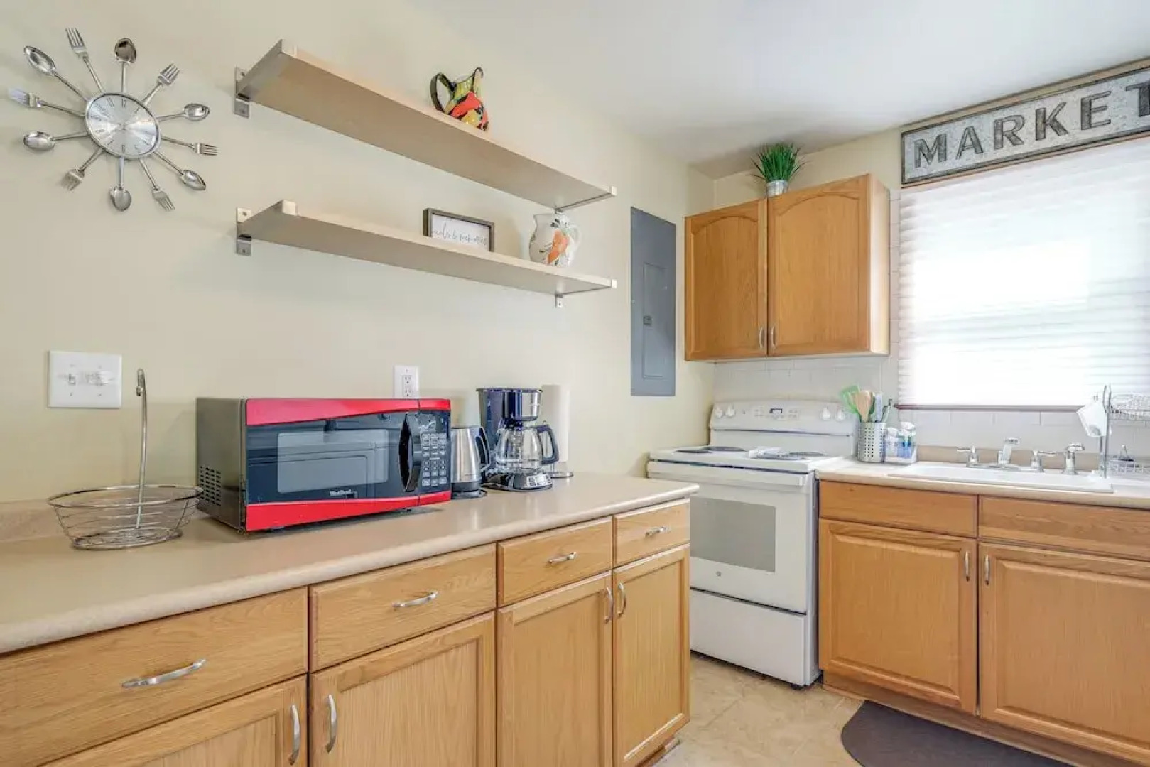 < 1 Mi to Colonial Beach: Coastal Gem w/ 2 Porches