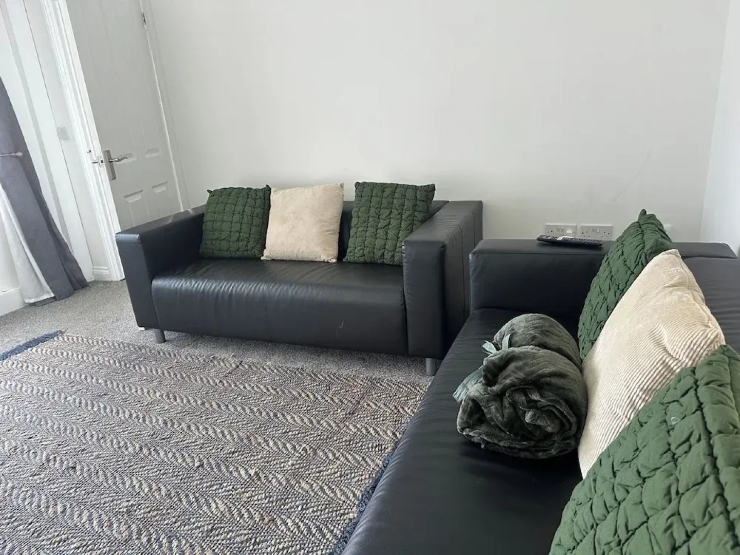 Housesleeps6-freeparking-wifi-contractors-garden