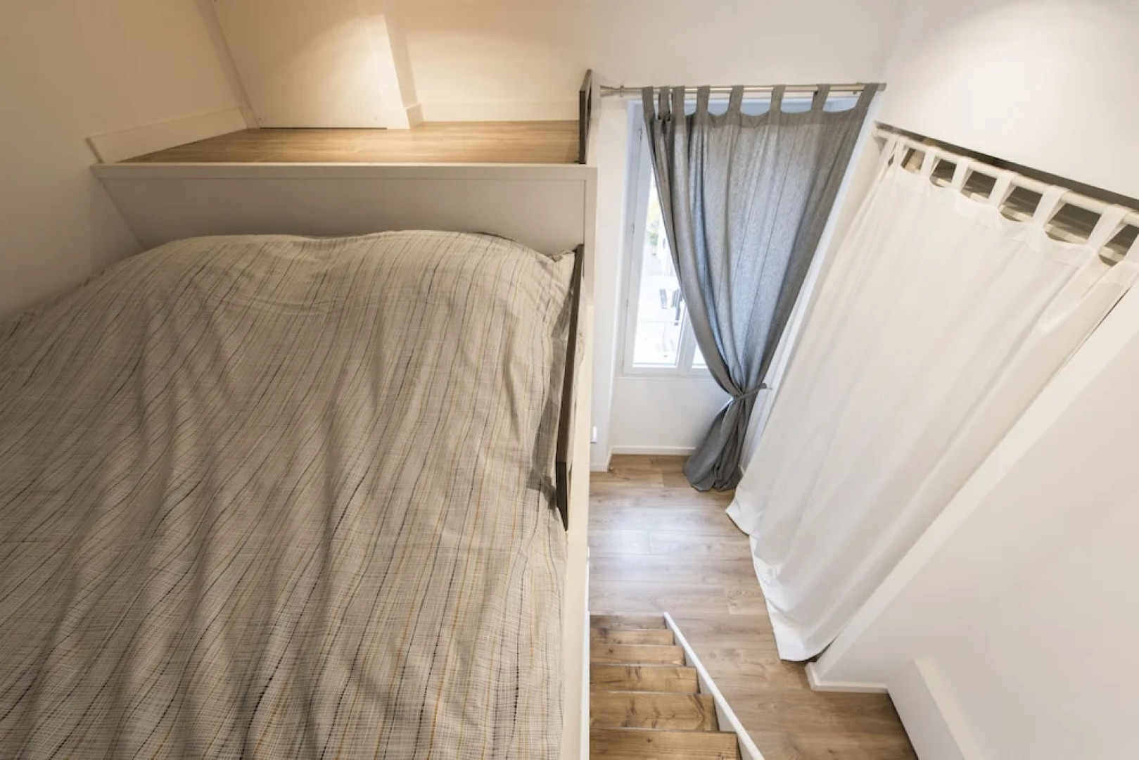 F2 mezzanine centre ville 1 min de la mer