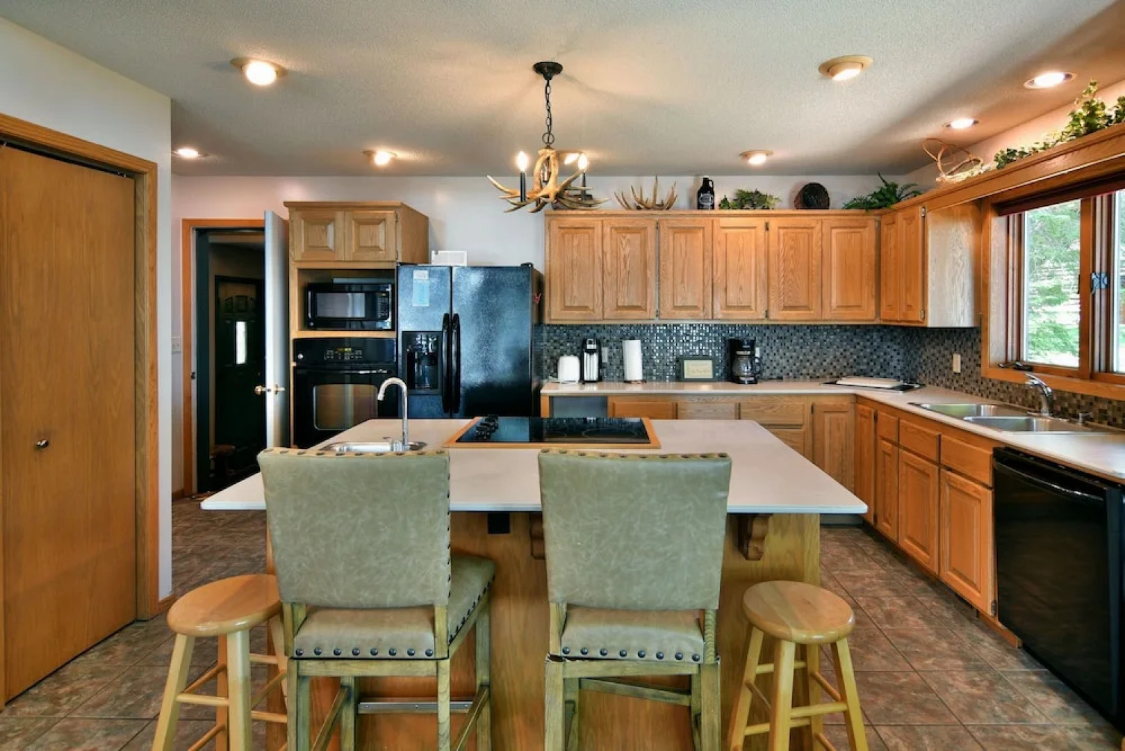 Cheif Lake Lodge 4 Bedroom Home by RedAwning