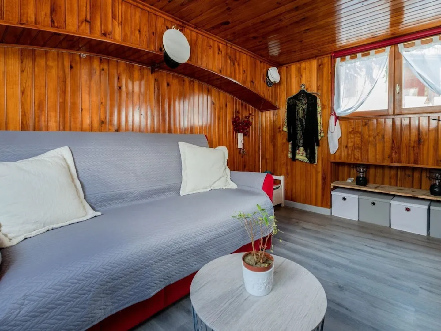 Comfortable House Boat in Homps with Roof Terrace