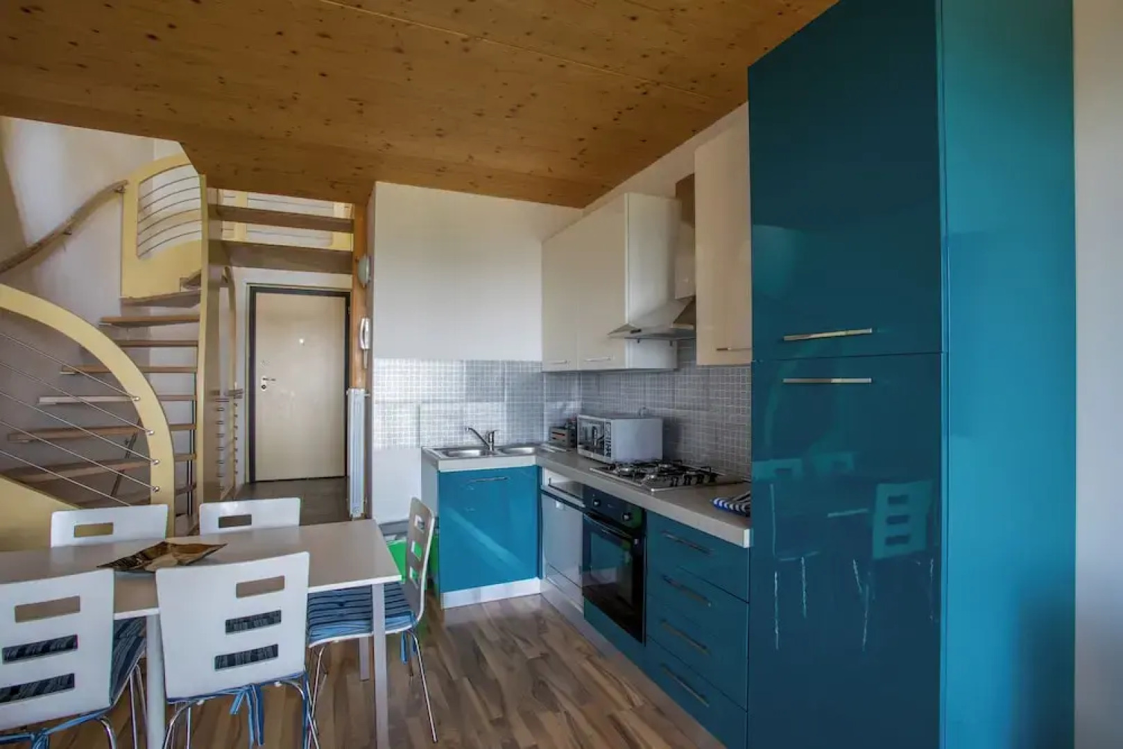 Blue Flat With Shared Pool and Private Garden Near Salò