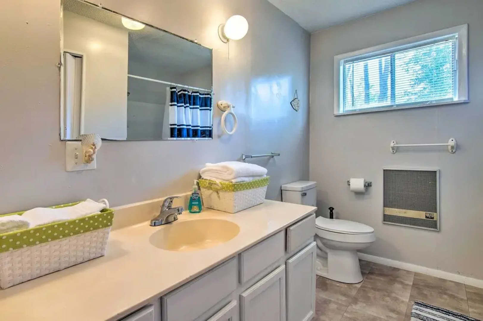 Sunny Oak Island Retreat - 3 Blocks to Beach!