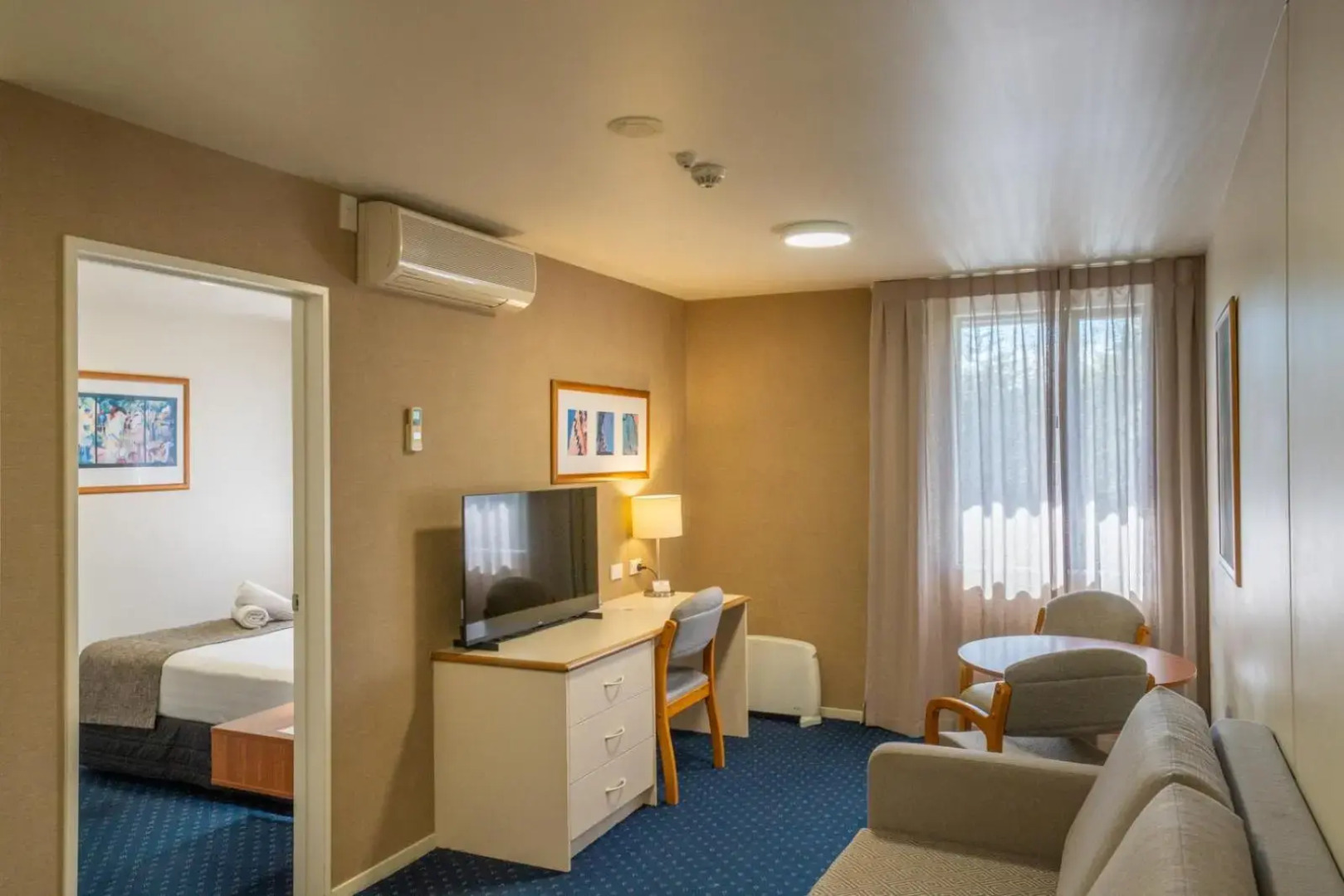 Ventura Inn & Suites Hamilton