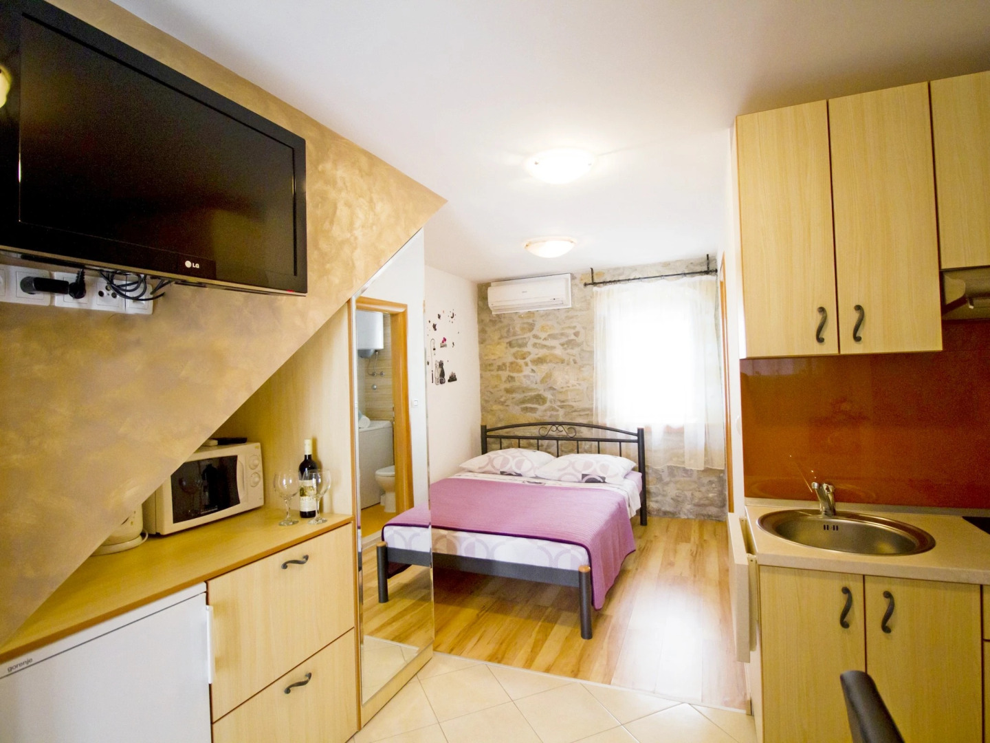 Apartments & rooms Rina