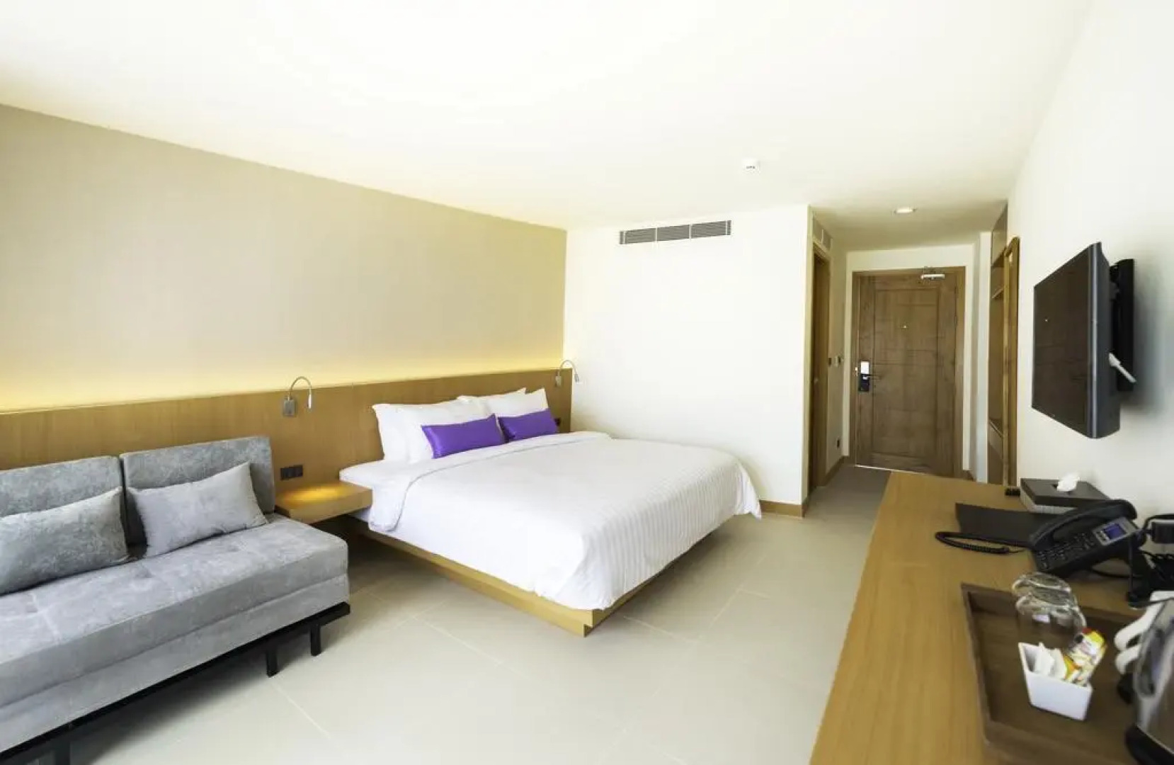 Отель The Lunar Patong