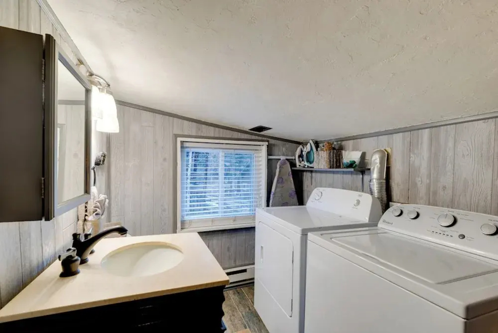 Rustic Log Cabin w/ Studio ~ 5 Mi to Pikes Peak!