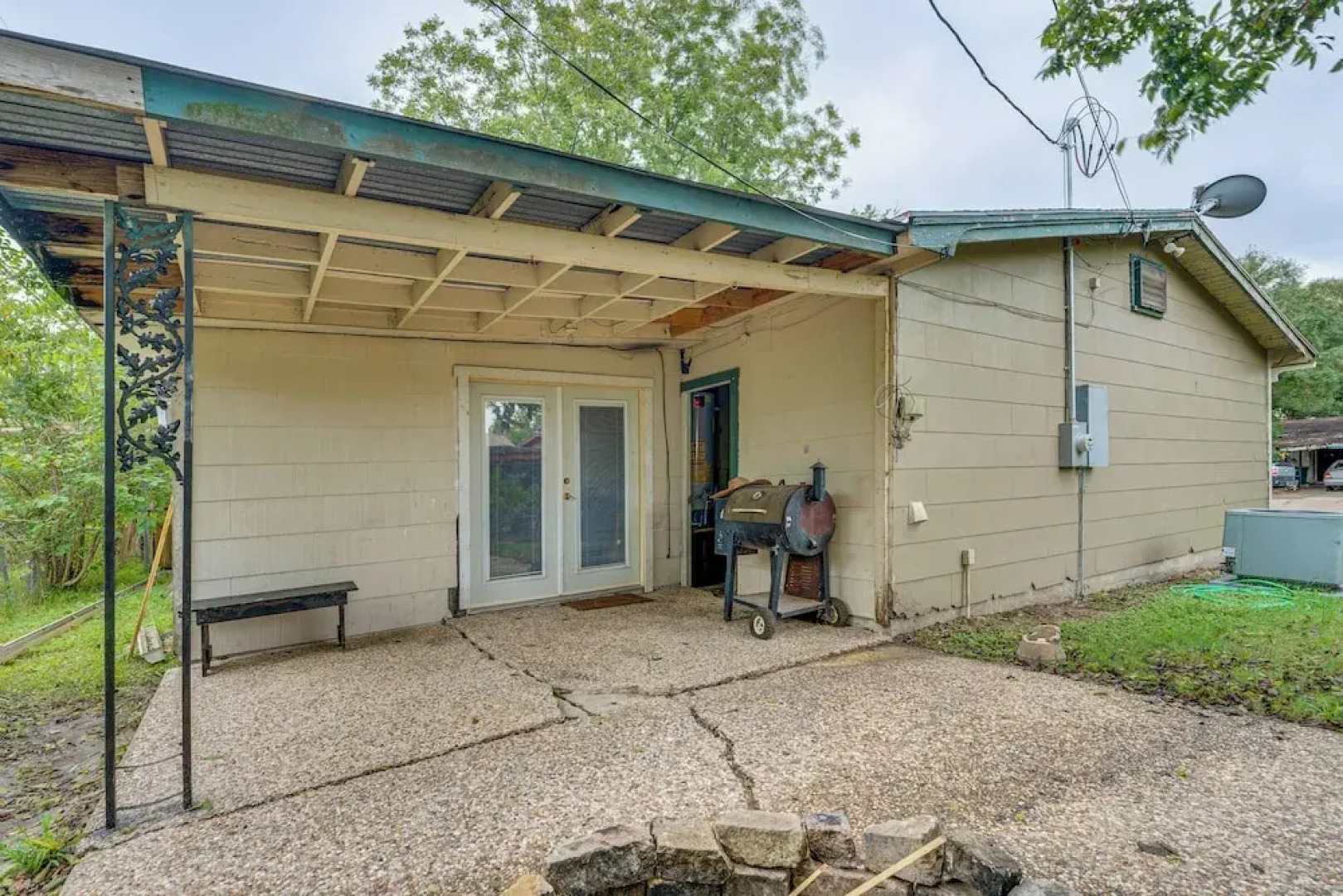 Fire Pit & Grill: Victoria Home Near Downtown