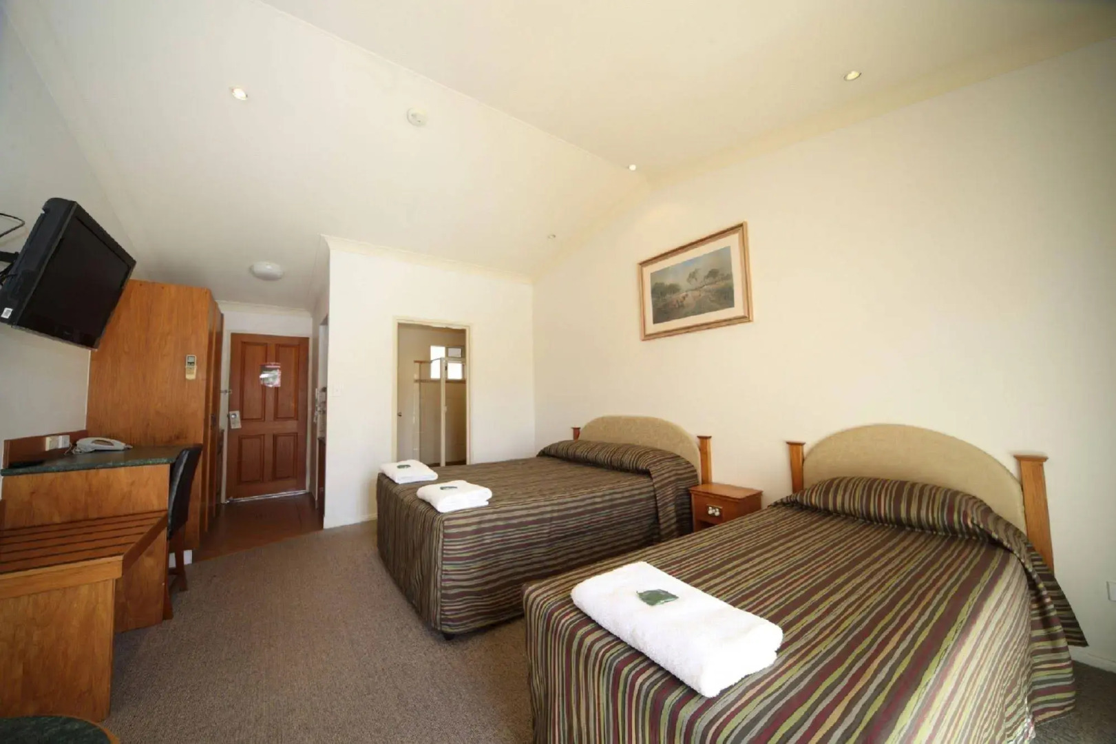 Emerald Explorers Inn