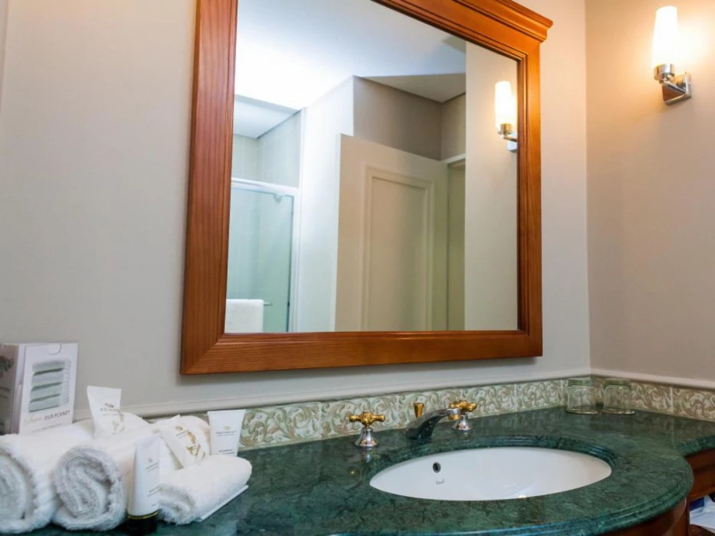 Graceland Hotel & Casino Country Club