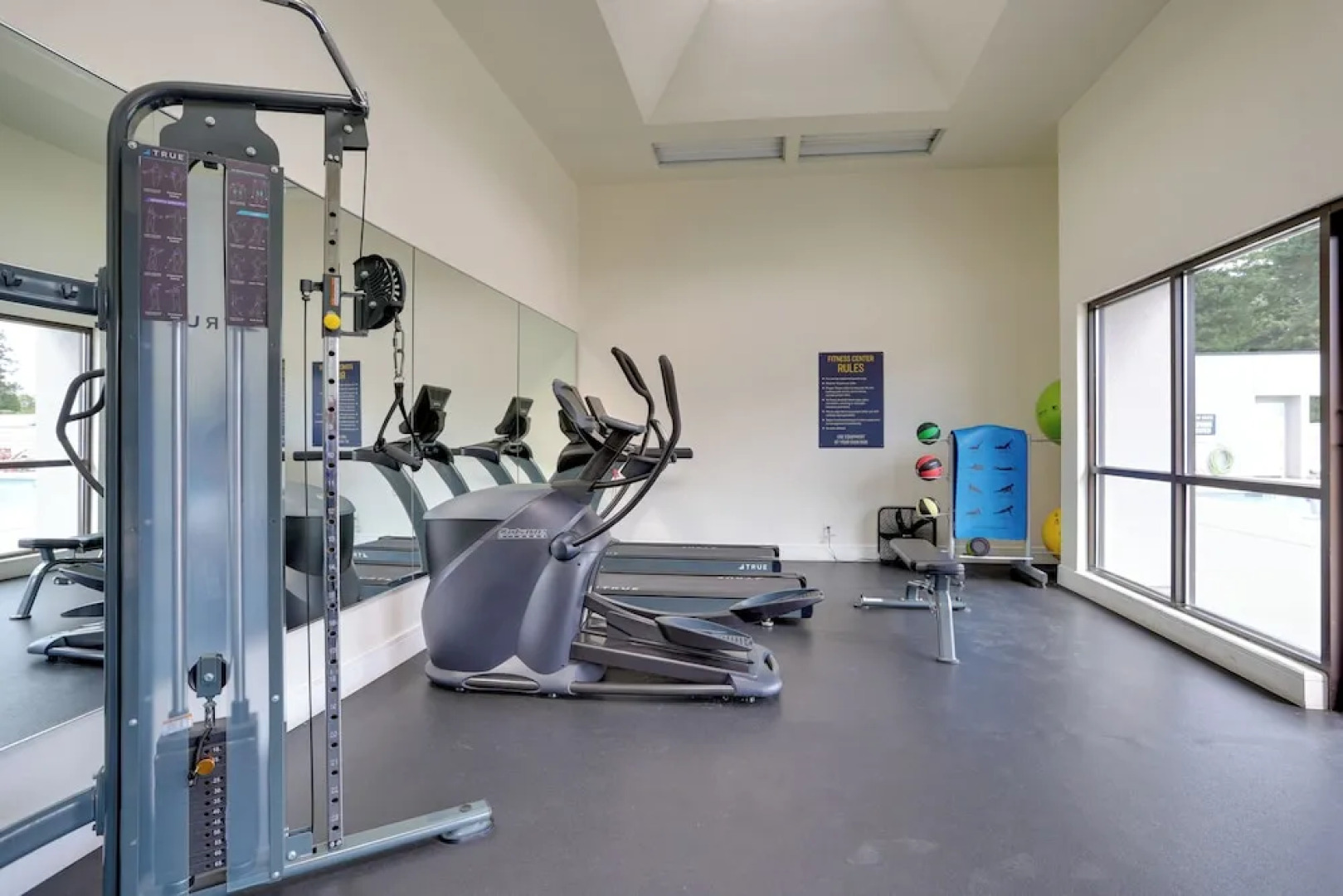 1 Mi to Birch Bay SP! Cozy Cabin w/ Pool Access