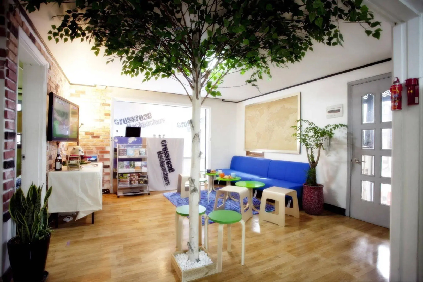 Crossroad Backpackers