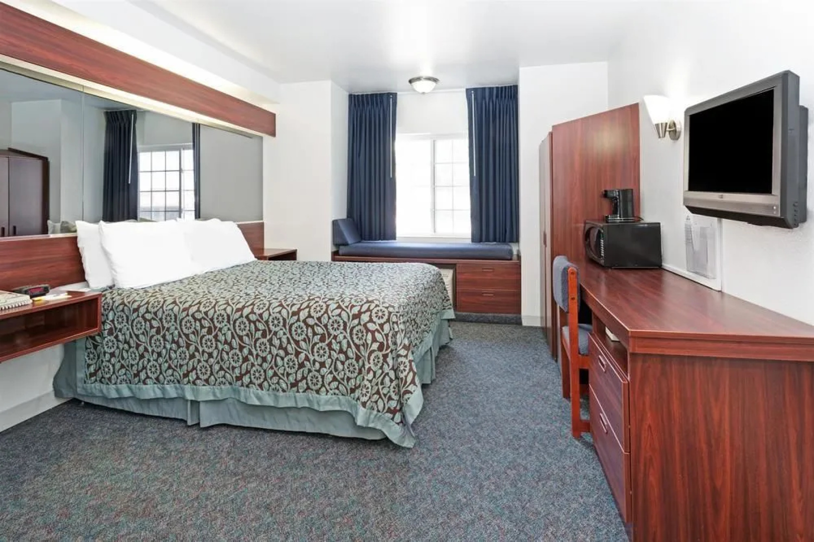 Days Inn and Suites by Wyndham Greeley
