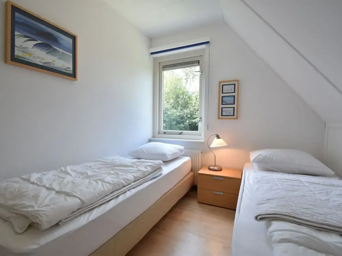 Attractive Holiday Home in Zonnemaire by the Lake