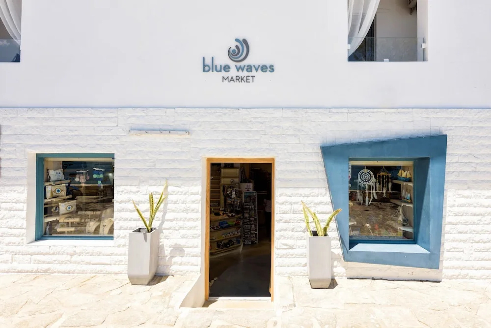 Blue Waves Suites & Apartments