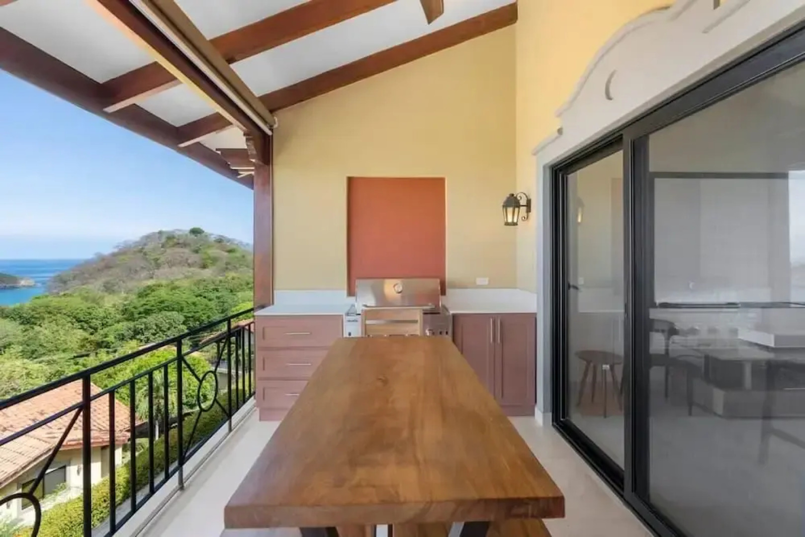 Stylish Villa with Brand-New Furniture, Panoramic Ocean Views, and Infinity Swimming Pool & Hot Tub