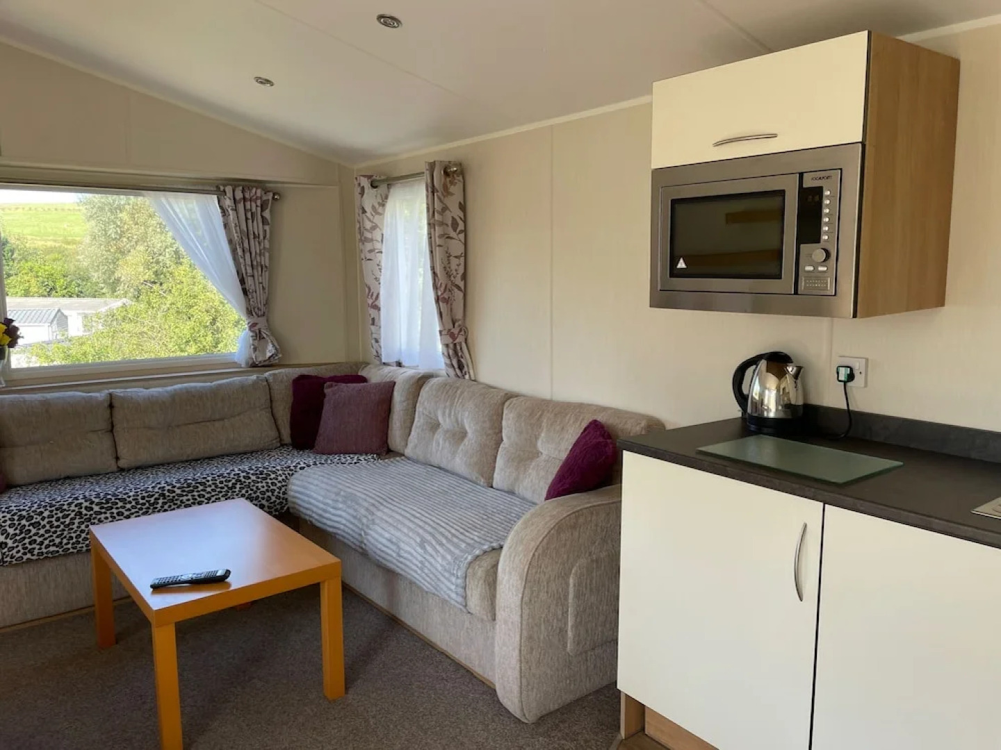 Caravan - Sleeps 6 & Parking