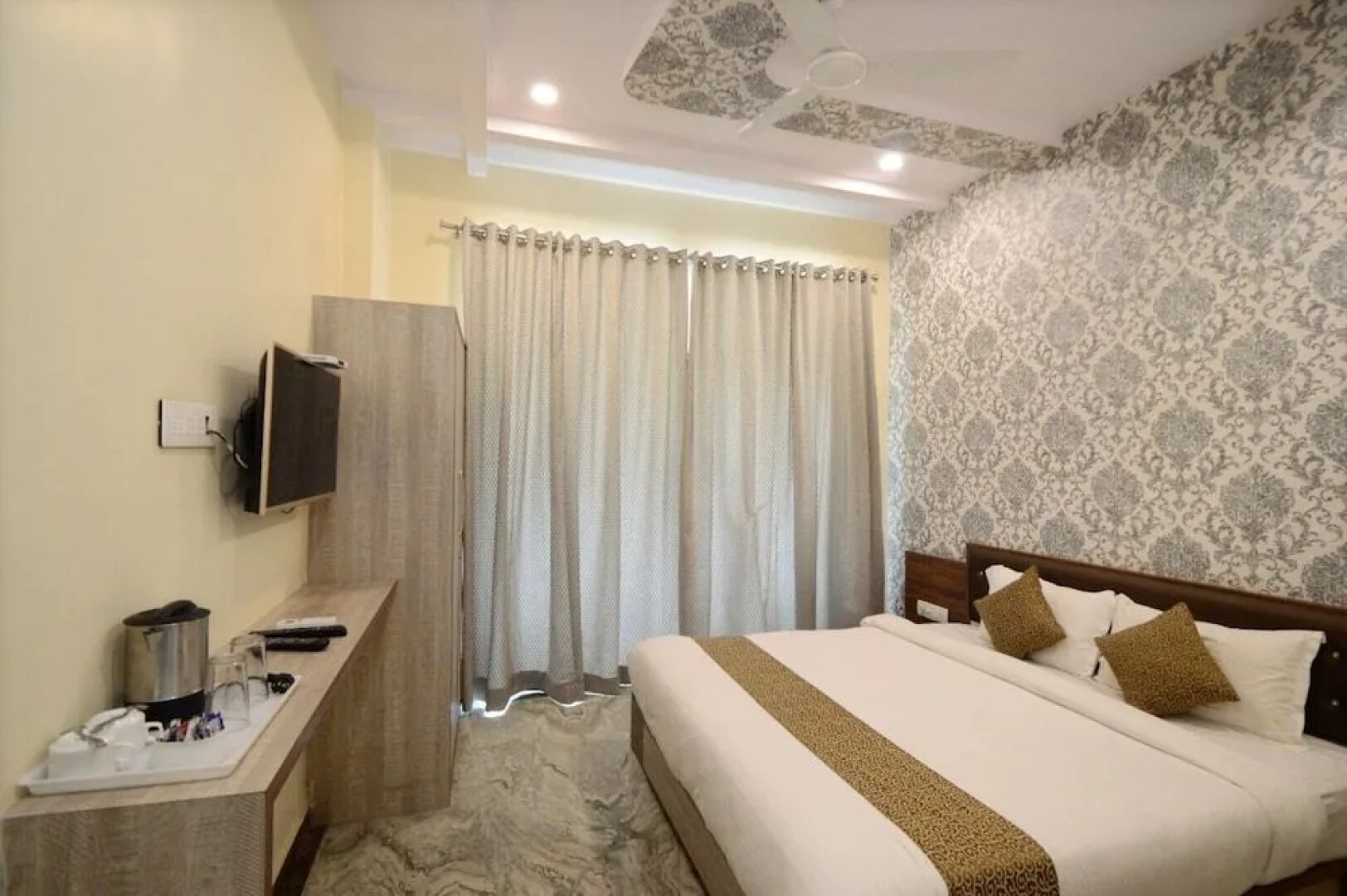 Golden Hands - Palace Raj Kumbha