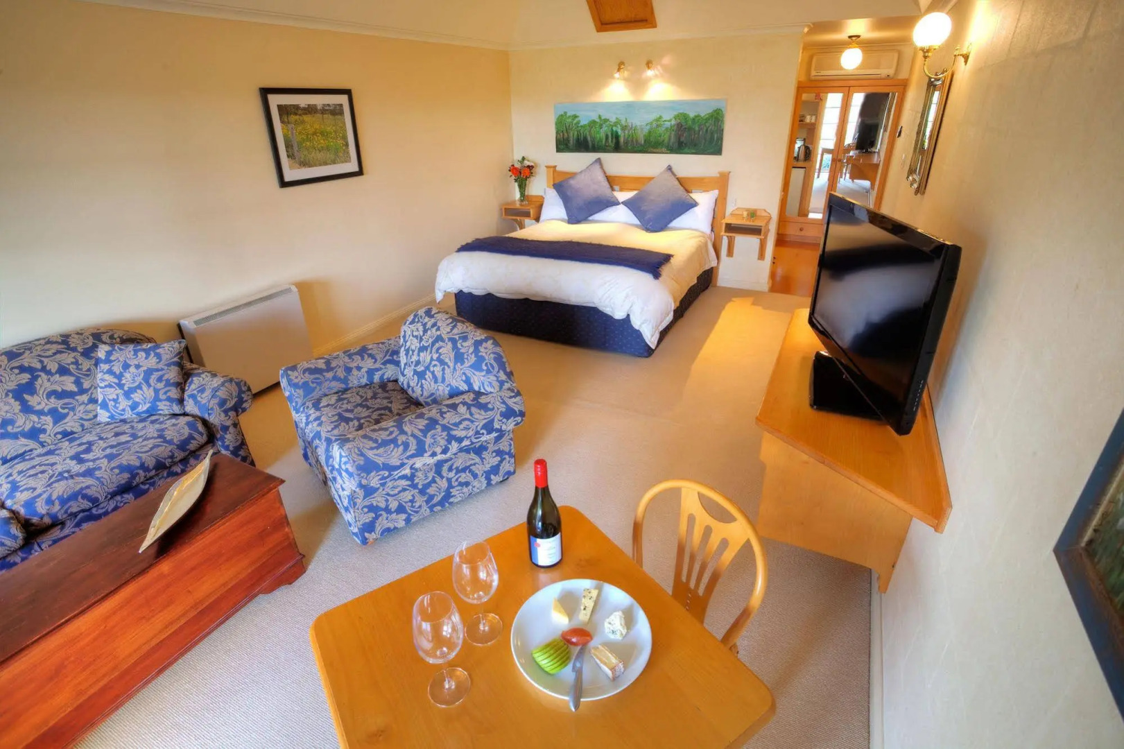 Vineyard Cottages & Cafe