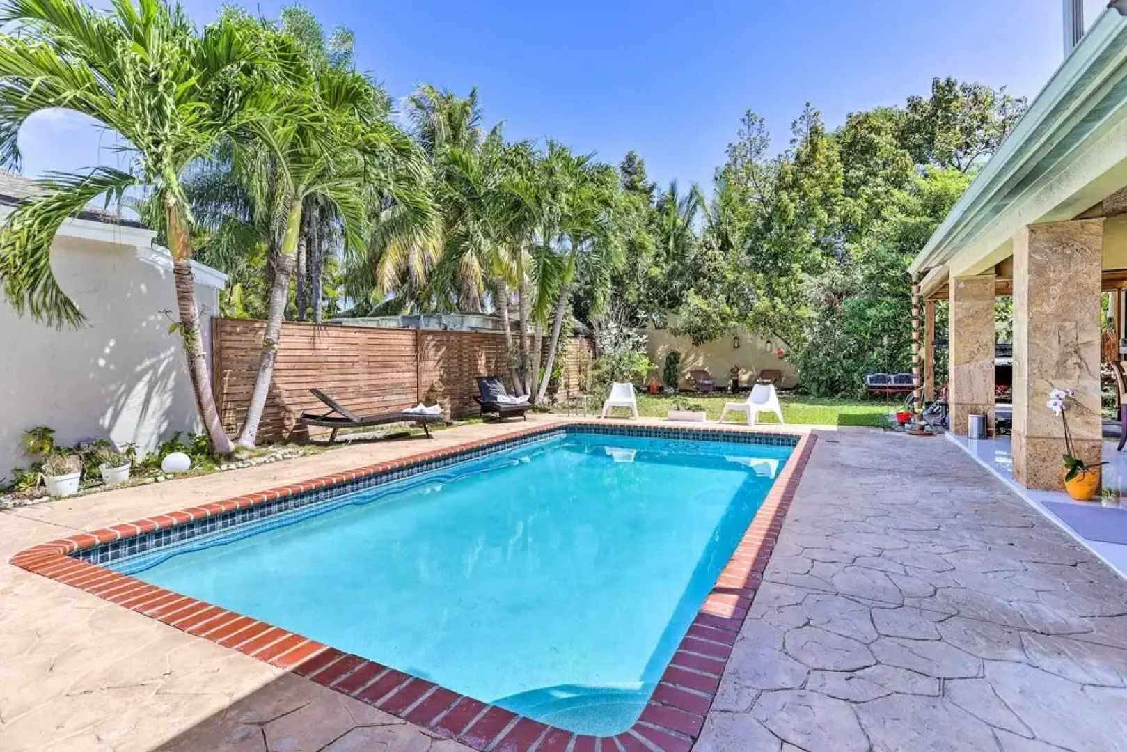 Sunny Miami Retreat - Pool, Patio & Gas Grill!