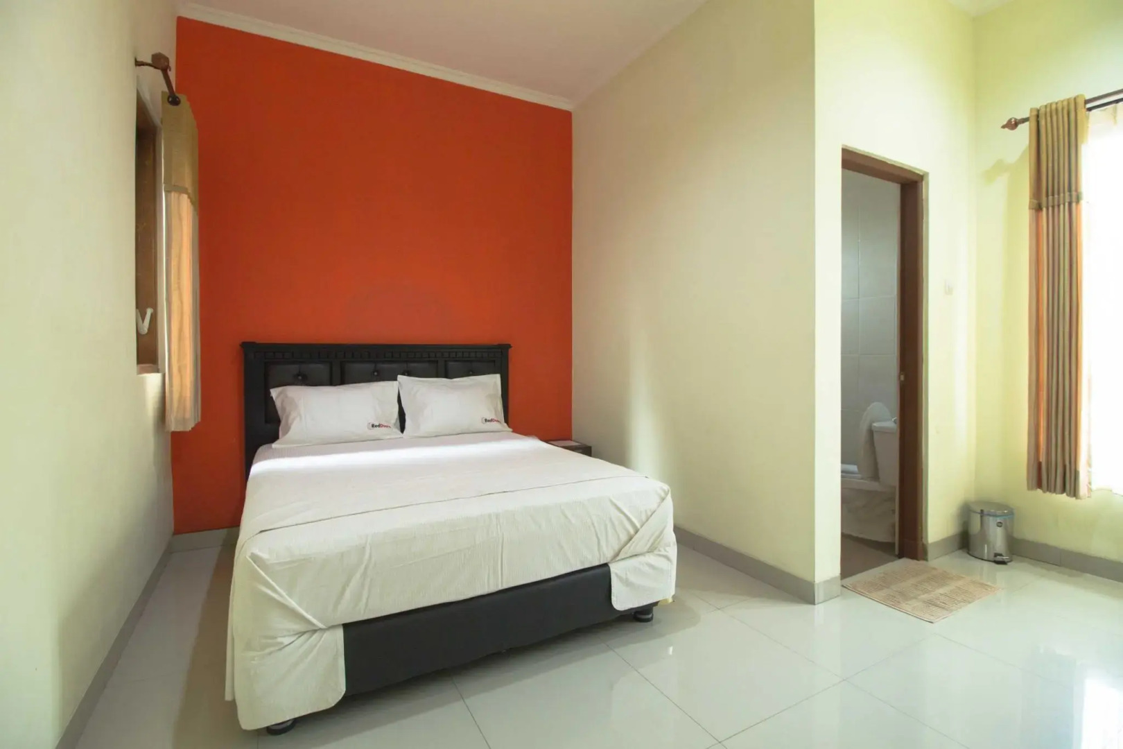 RedDoorz near Masjid Agung Surabaya