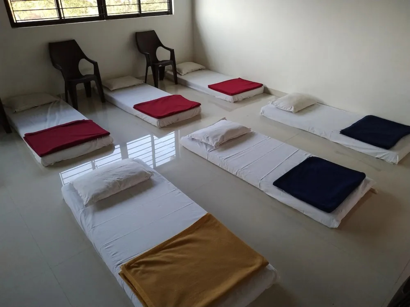 Iroomz Hotel Gananjaya - Hostel