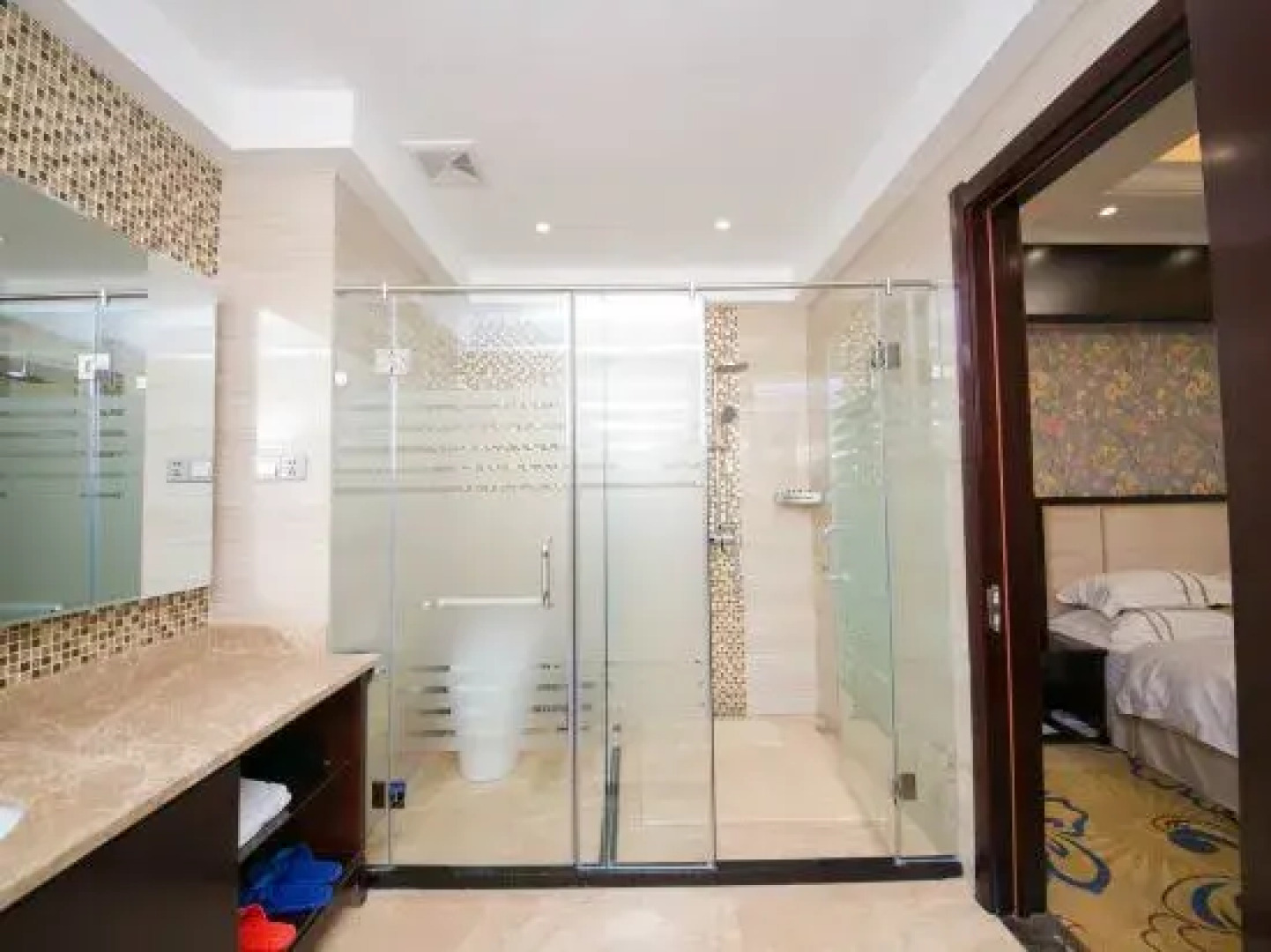 Linjiang Huayuan Hotel