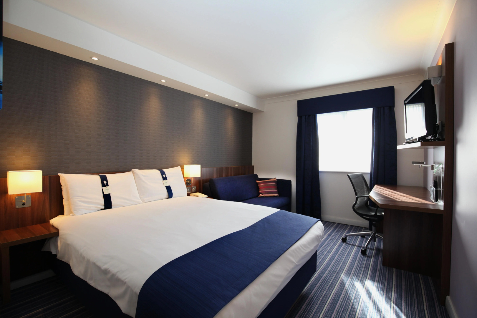 Holiday Inn Express London Gatwick - Crawley by IHG