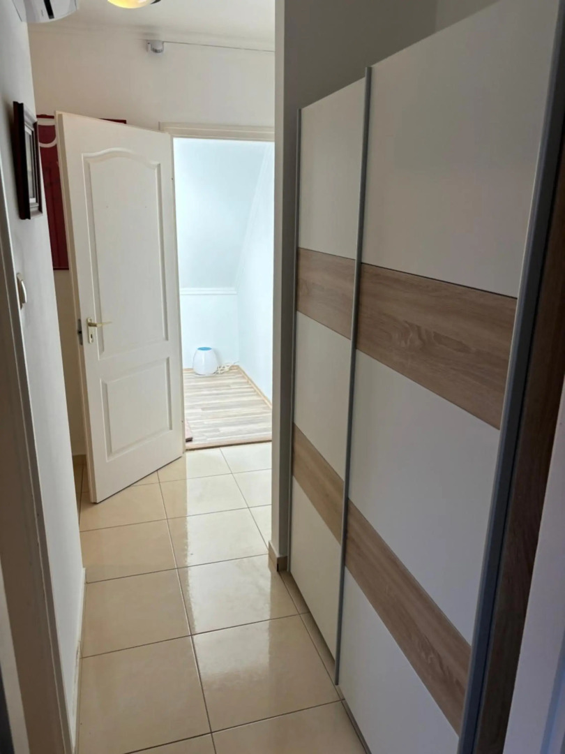 Újszerű, jól felszerelt lakás a város szîvében hűsîtőkkel, reggelivel, ingyenes parkolással!