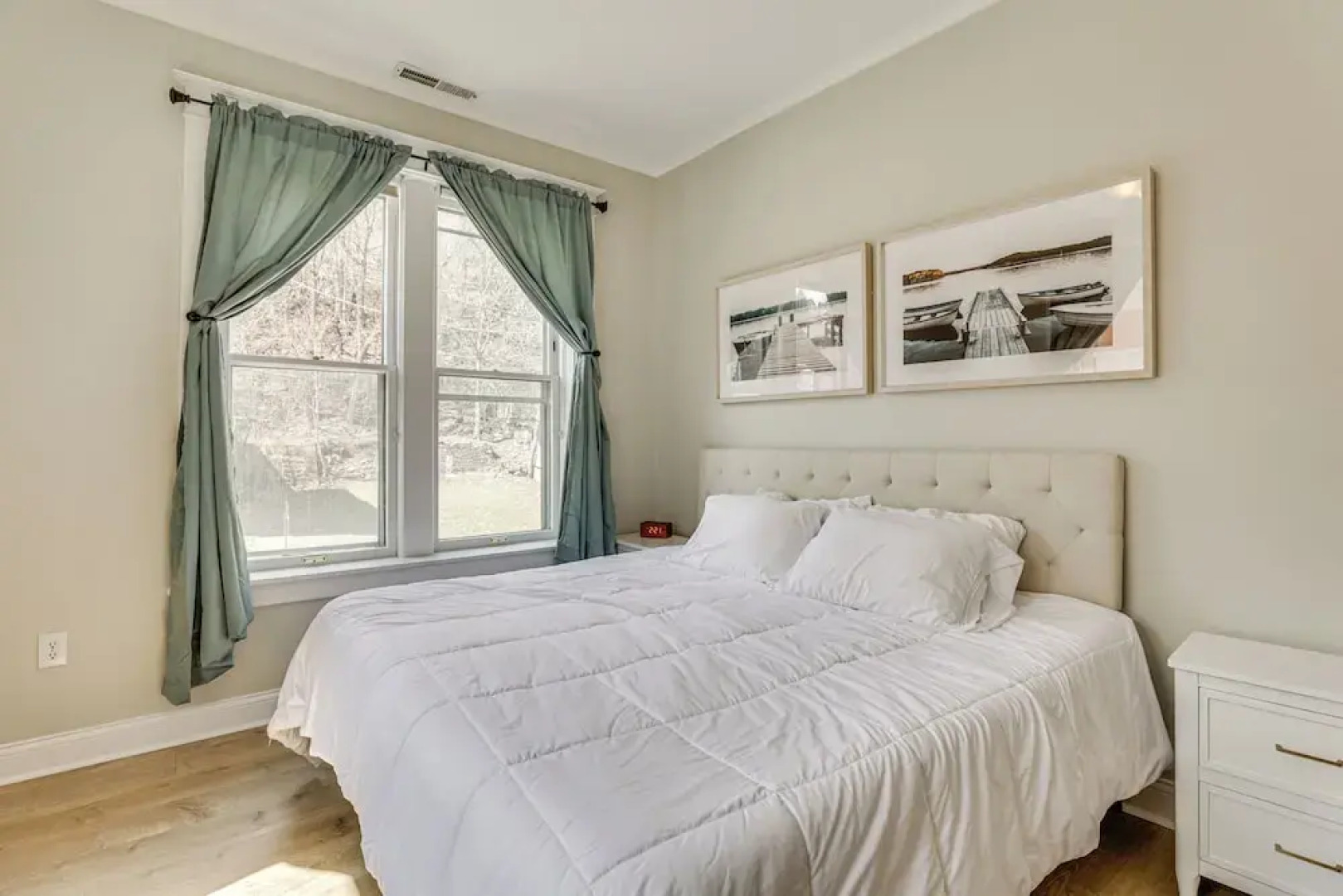 Walk Downtown: Inviting Historic Home in Dubuque!