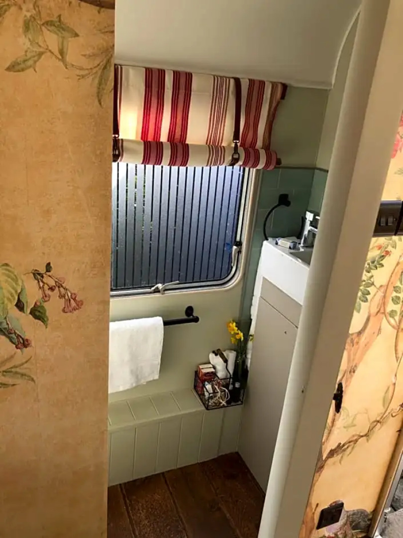 Down The Garden Path Vintage Caravan B&B