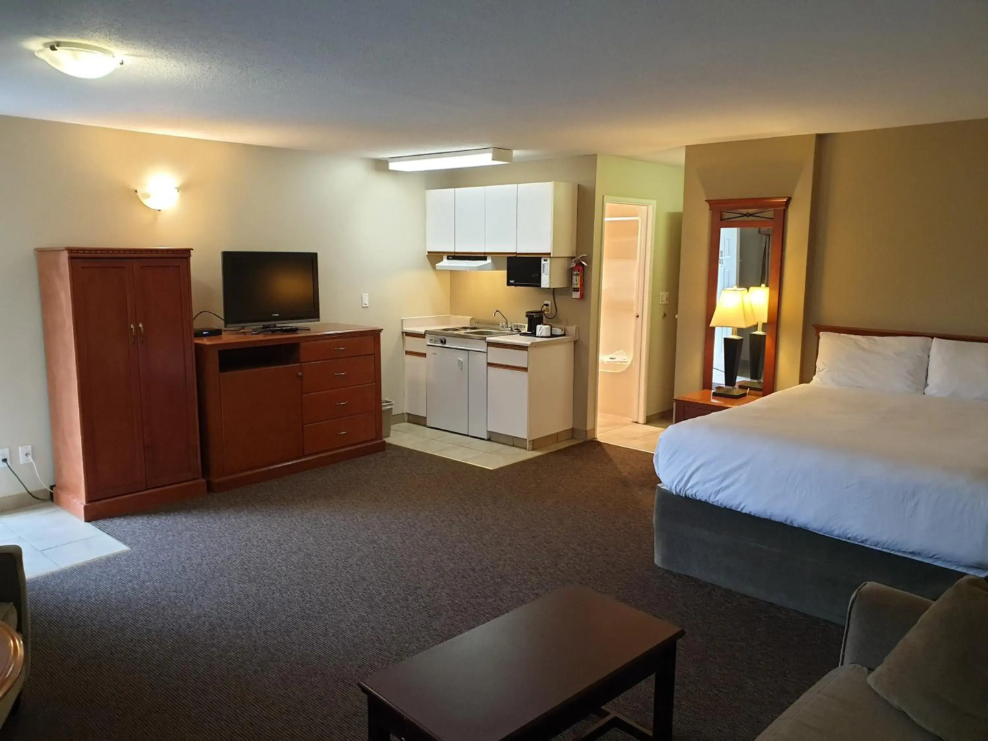 Riverland Inn & Suites