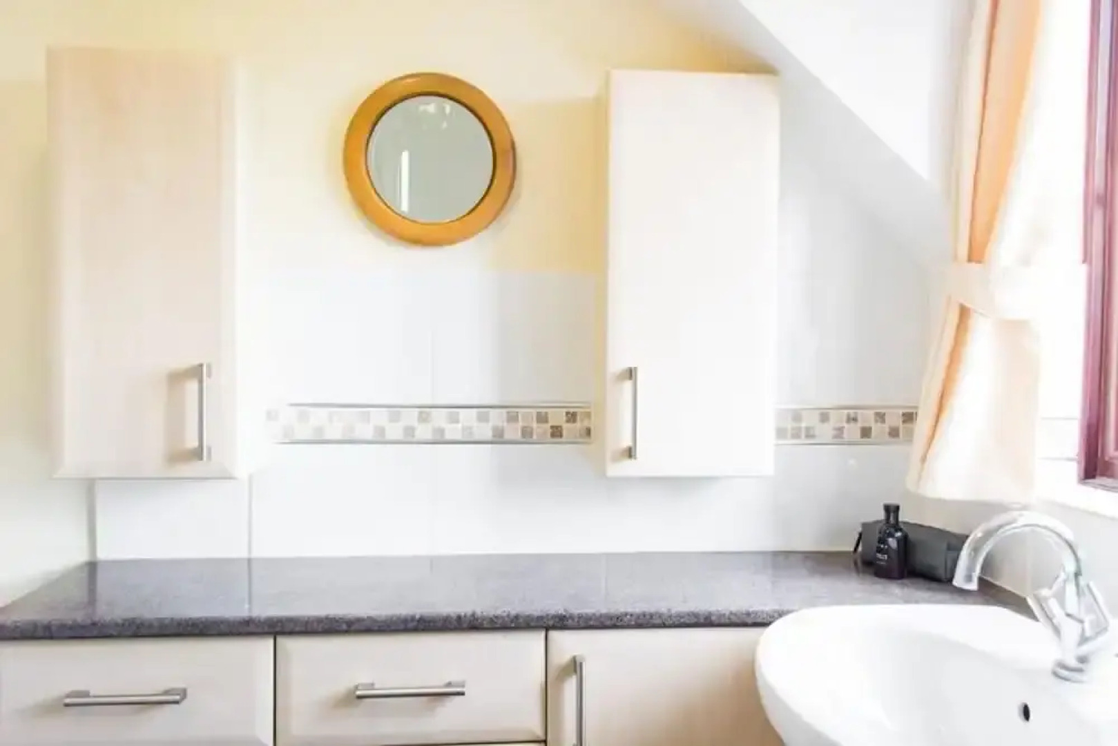 Host Stay Laylands Yard