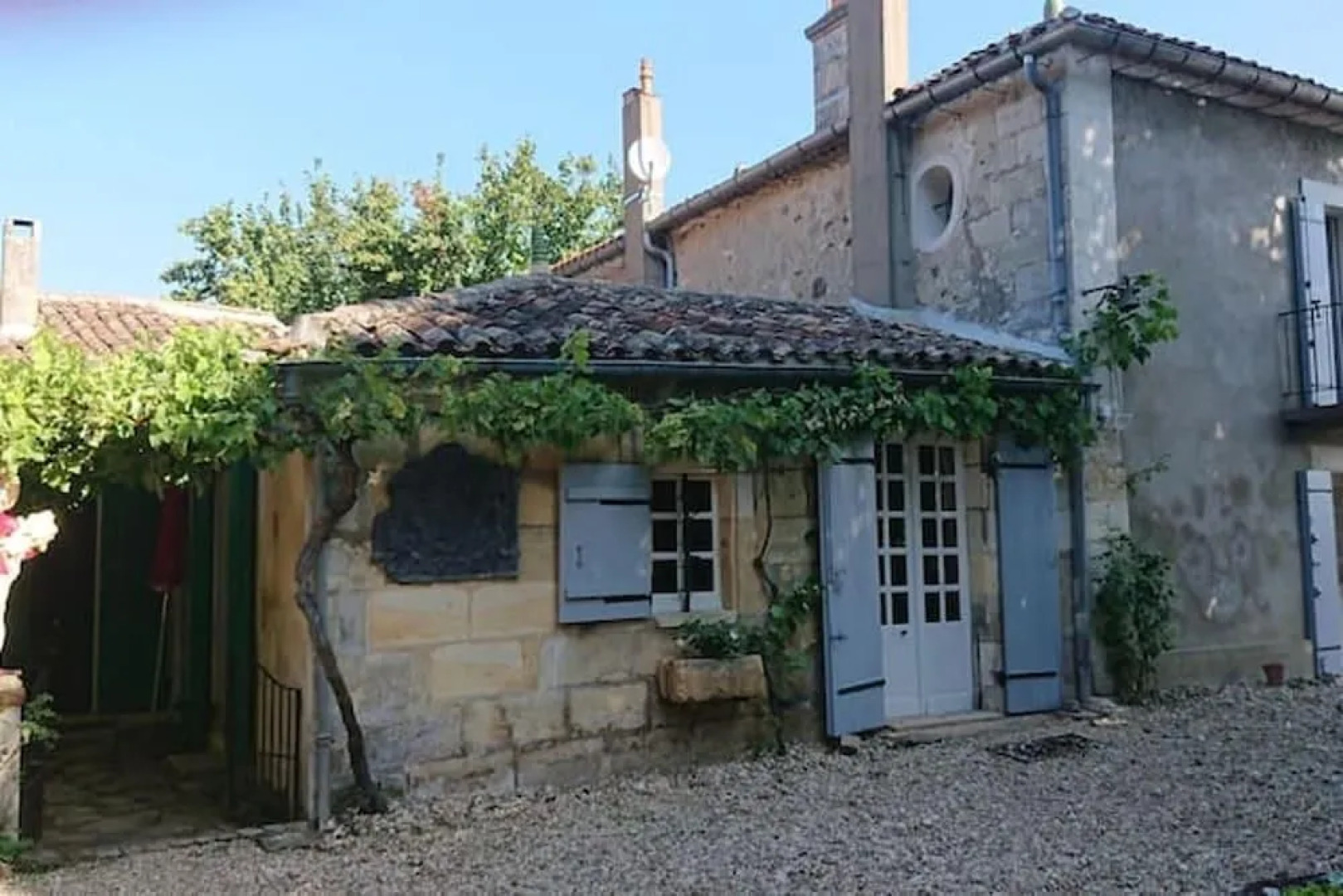 House With 3 Bedrooms in Arveyres, With Enclosed Garden and Wifi