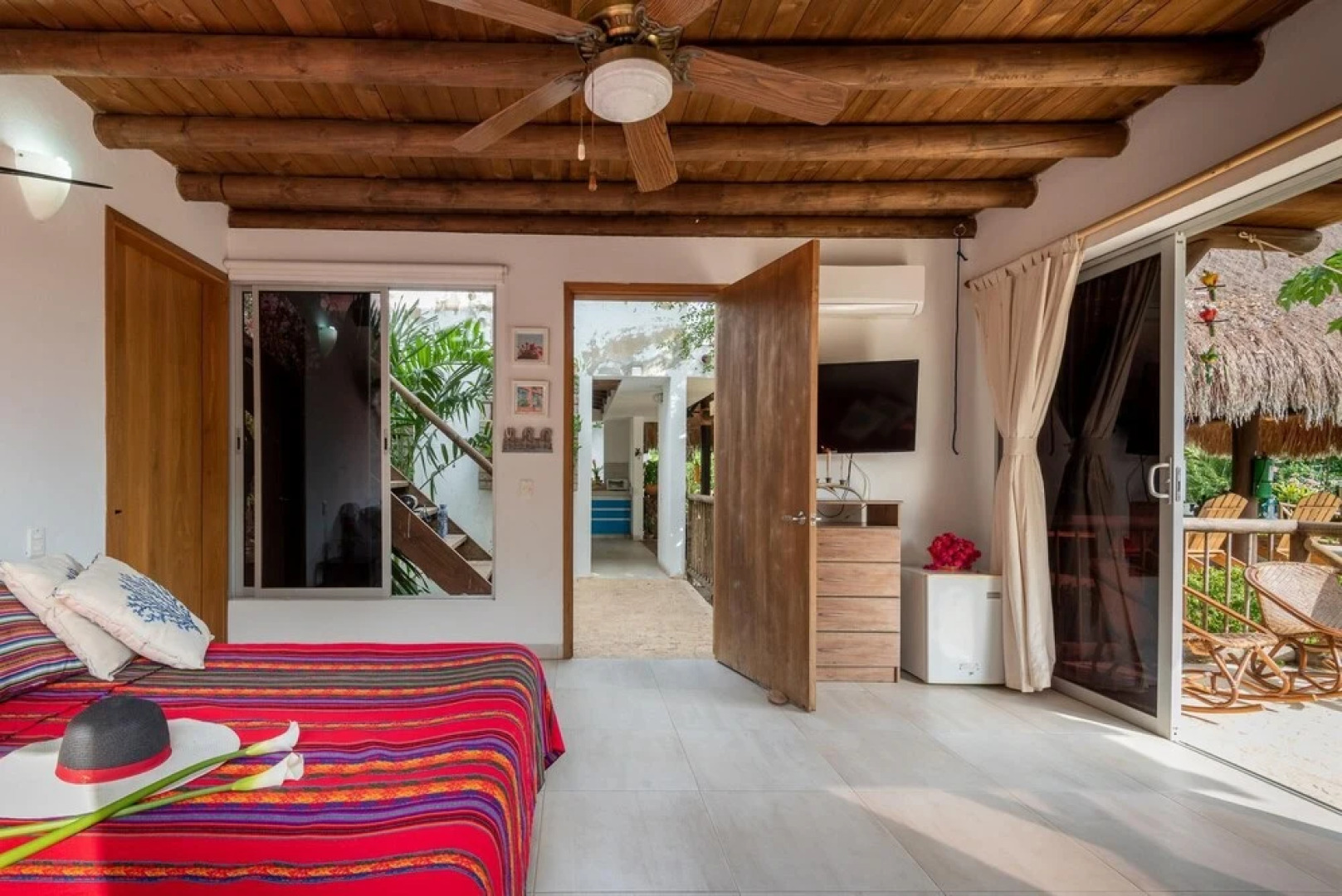 Relaxing Tropical Island Chalet w Private Pool and Beach in Bar