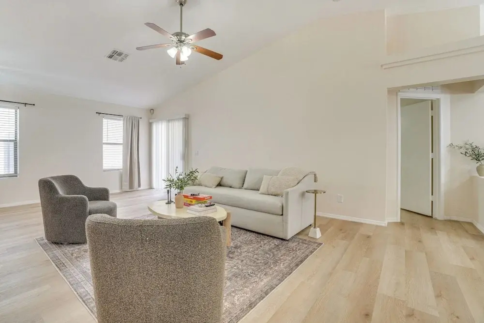 6 Mi to State Farm Stadium: Avondale Family Home!