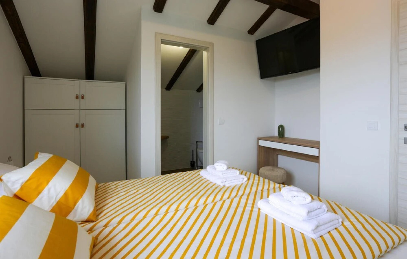 Amazing Home in Donje Sitno with Outdoor Swimming Pool, Hot Tub & 4 Bedrooms