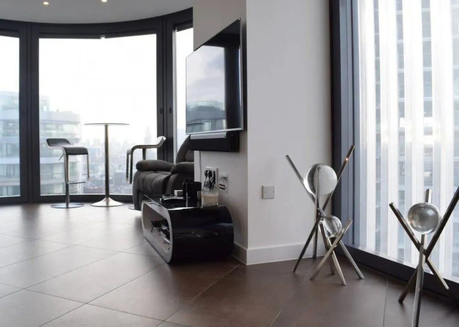 Stylish 2 Bedroom With Access to Pool and Gym