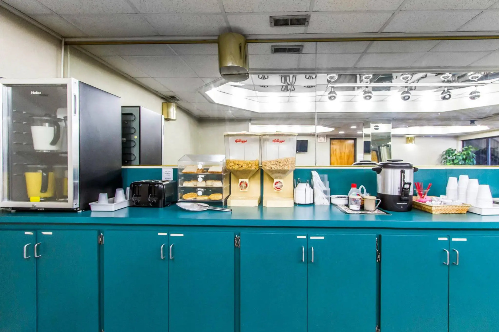 Econo Lodge & Suites Clarksville near Governors Square Mall