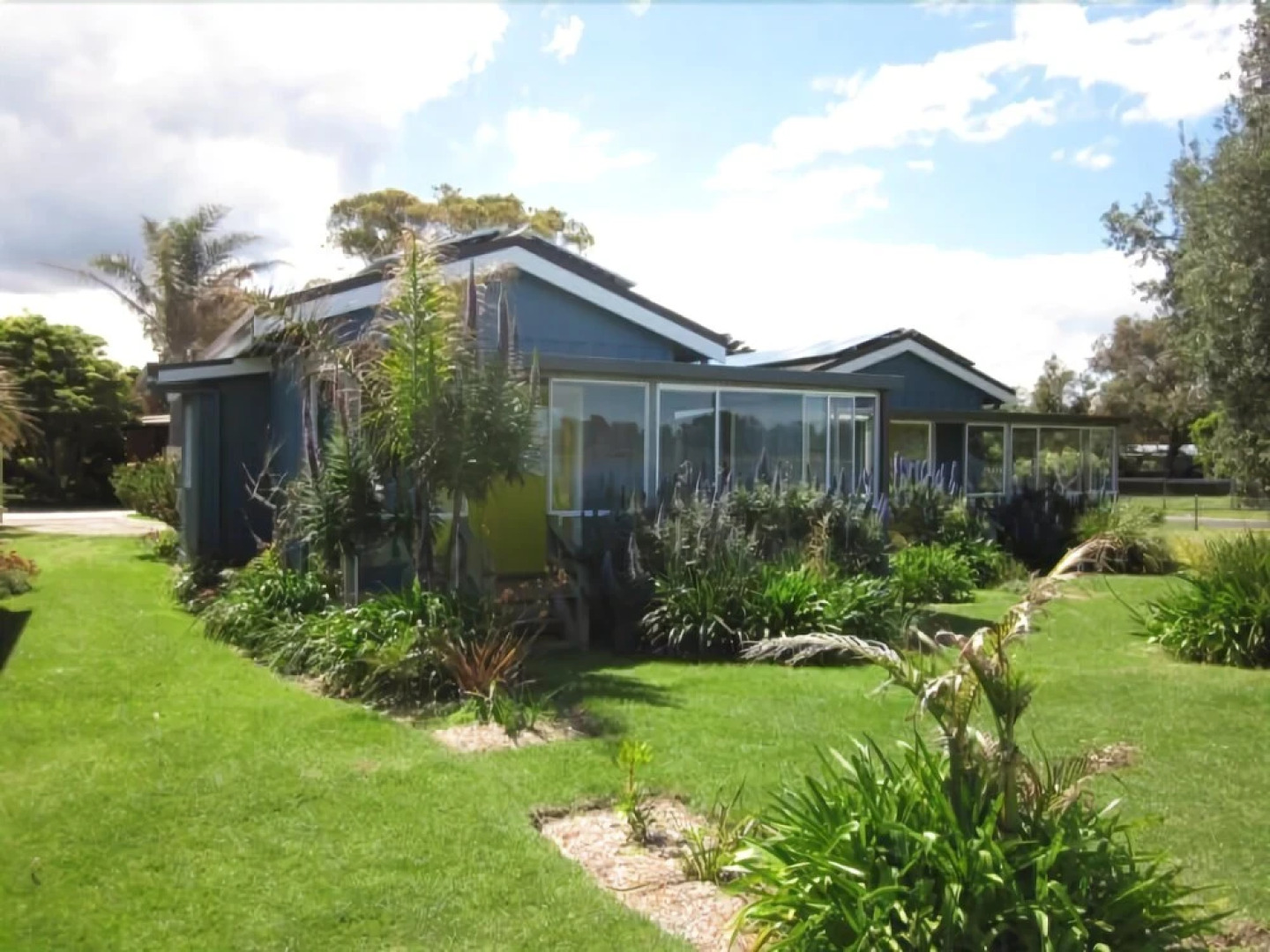 Lakes Waterfront Motel and Cottages