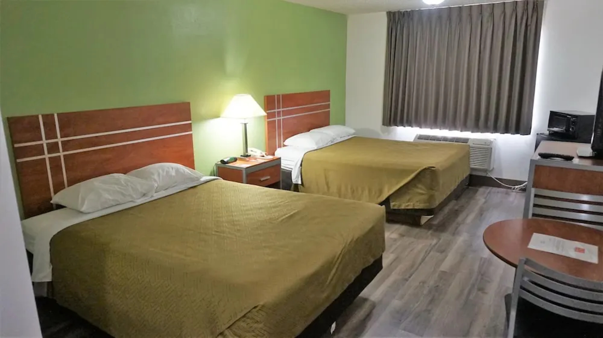 Econo Lodge & Suites