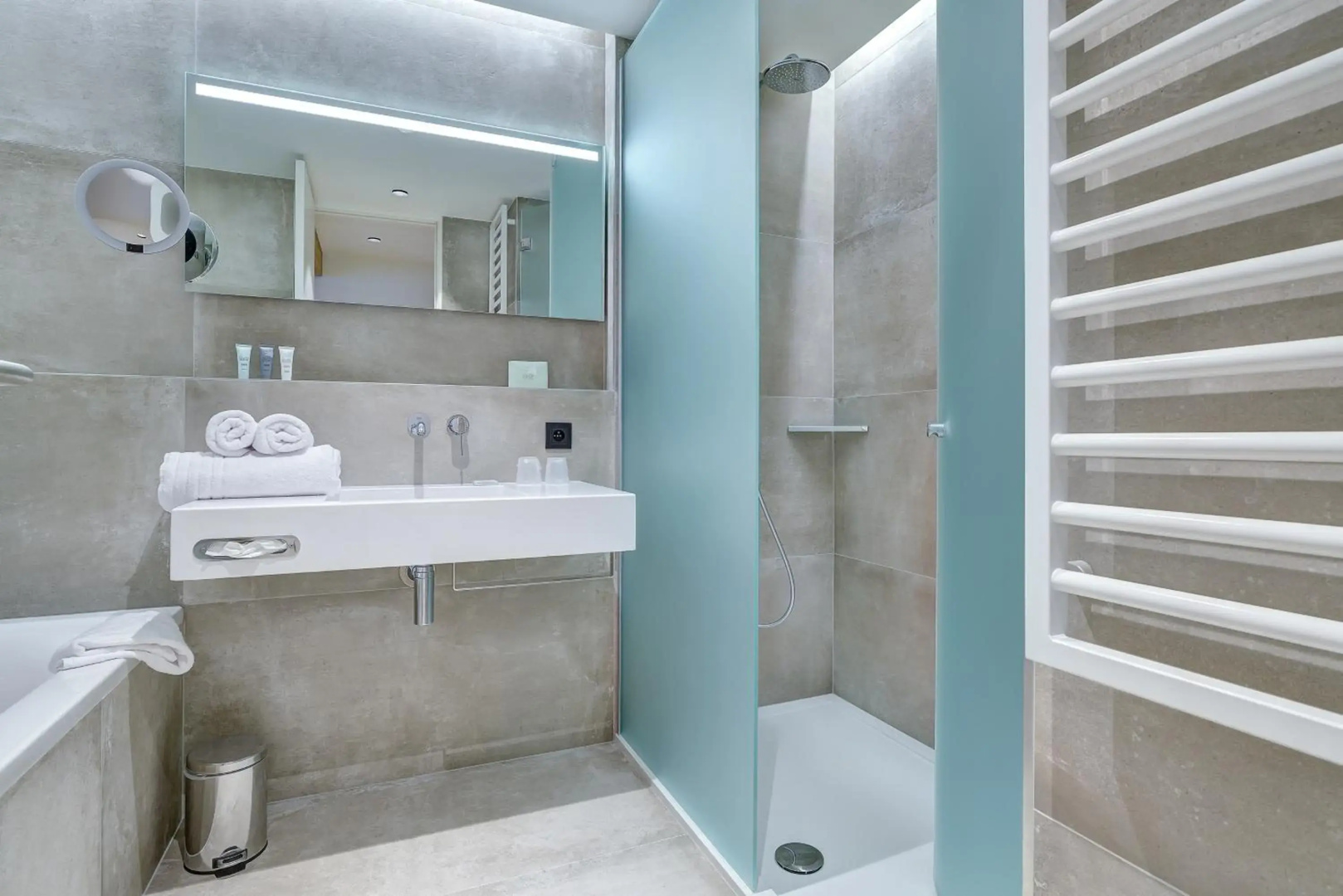 R hotel experiences