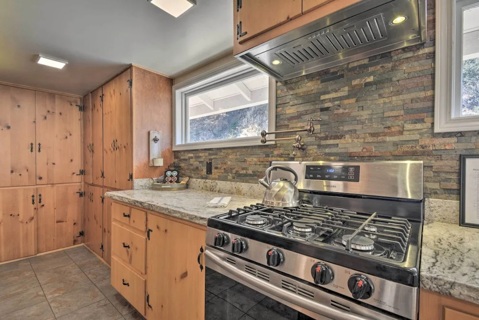 Historic Mariposa Stagecoach Stop w/ Gas Fire Pit!