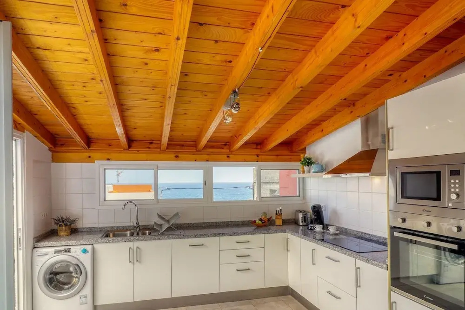 Spacious Terrace House w Ocean View 100m to the Beach