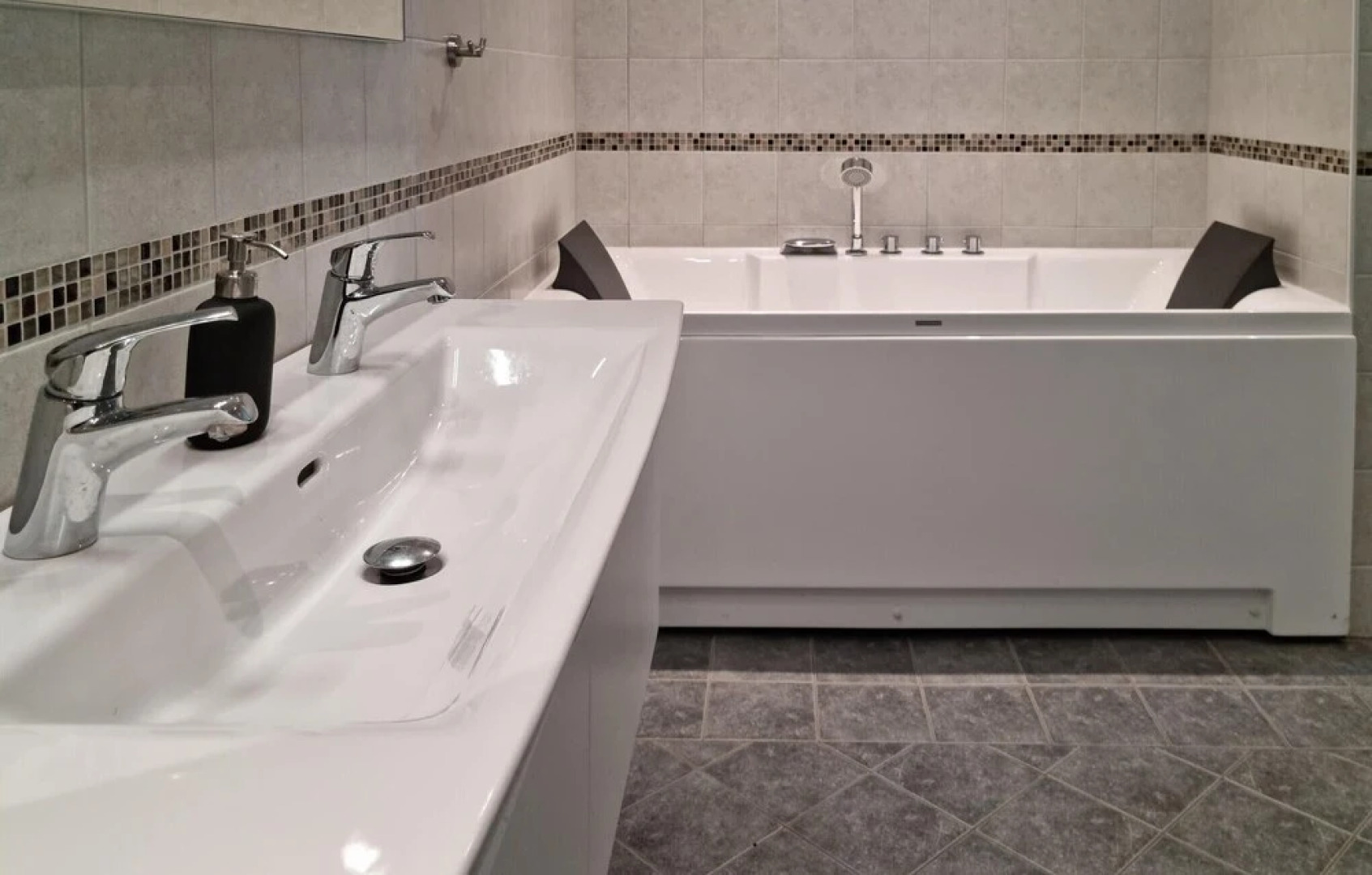 Amazing Home in Spangereid With Wifi and 5 Bedrooms