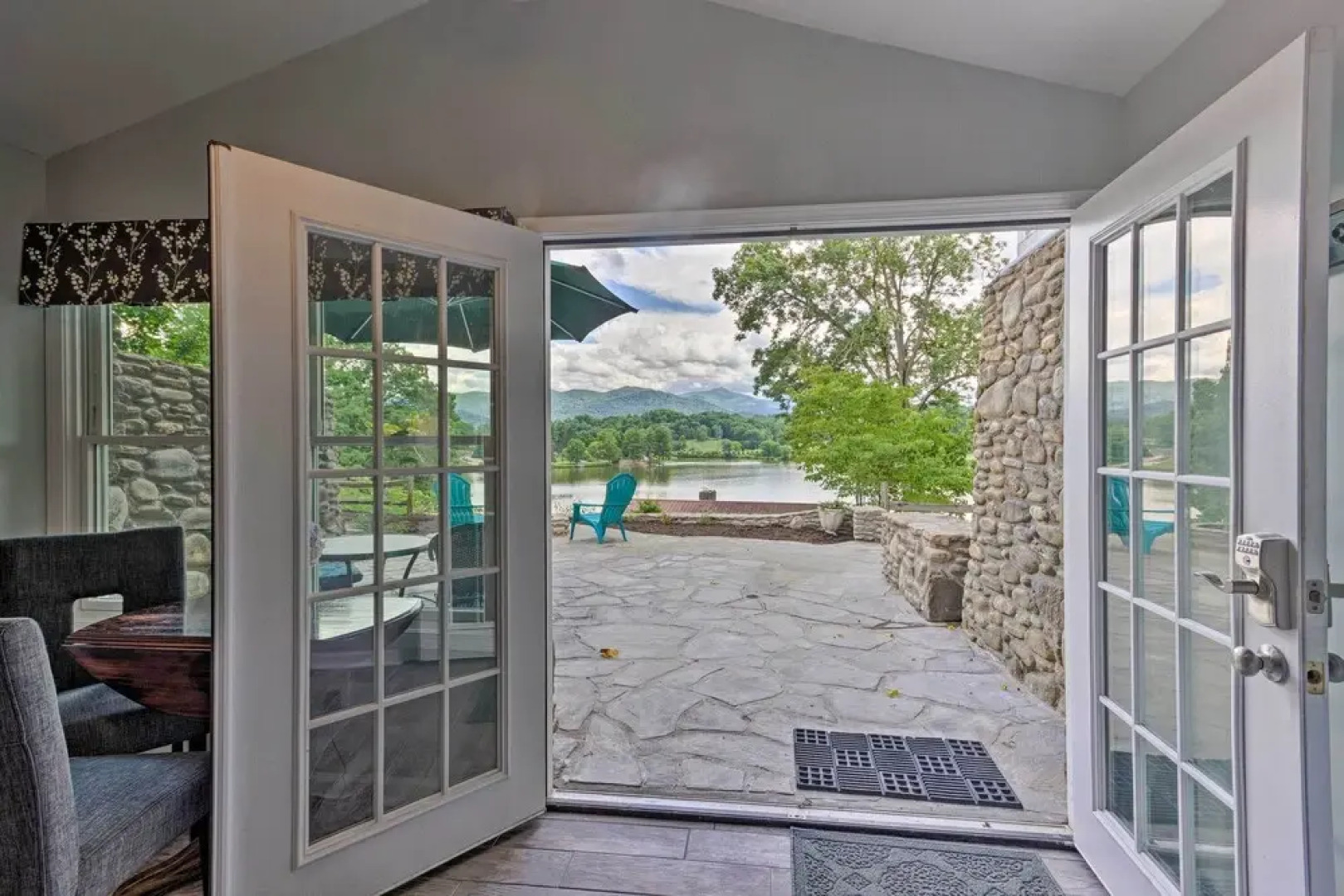 Studio W/patio Access + View on Lake Junaluska!