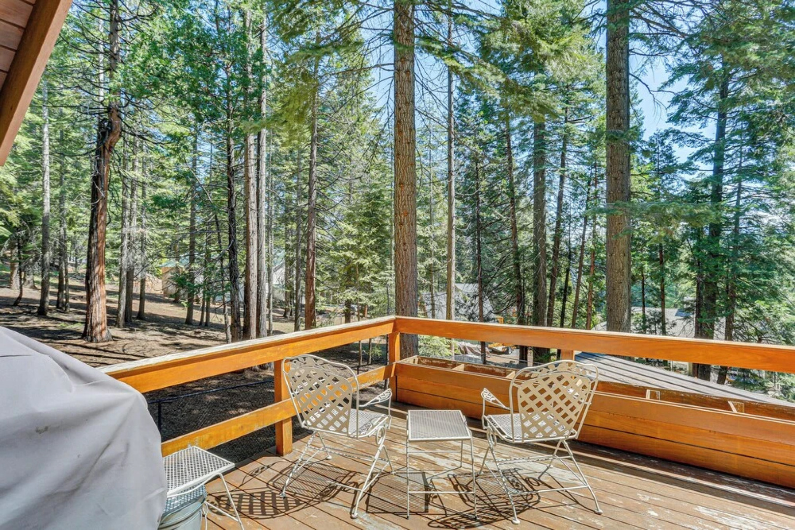Spacious Retreat w/ Backyard: 1 Mi to Lake Almanor