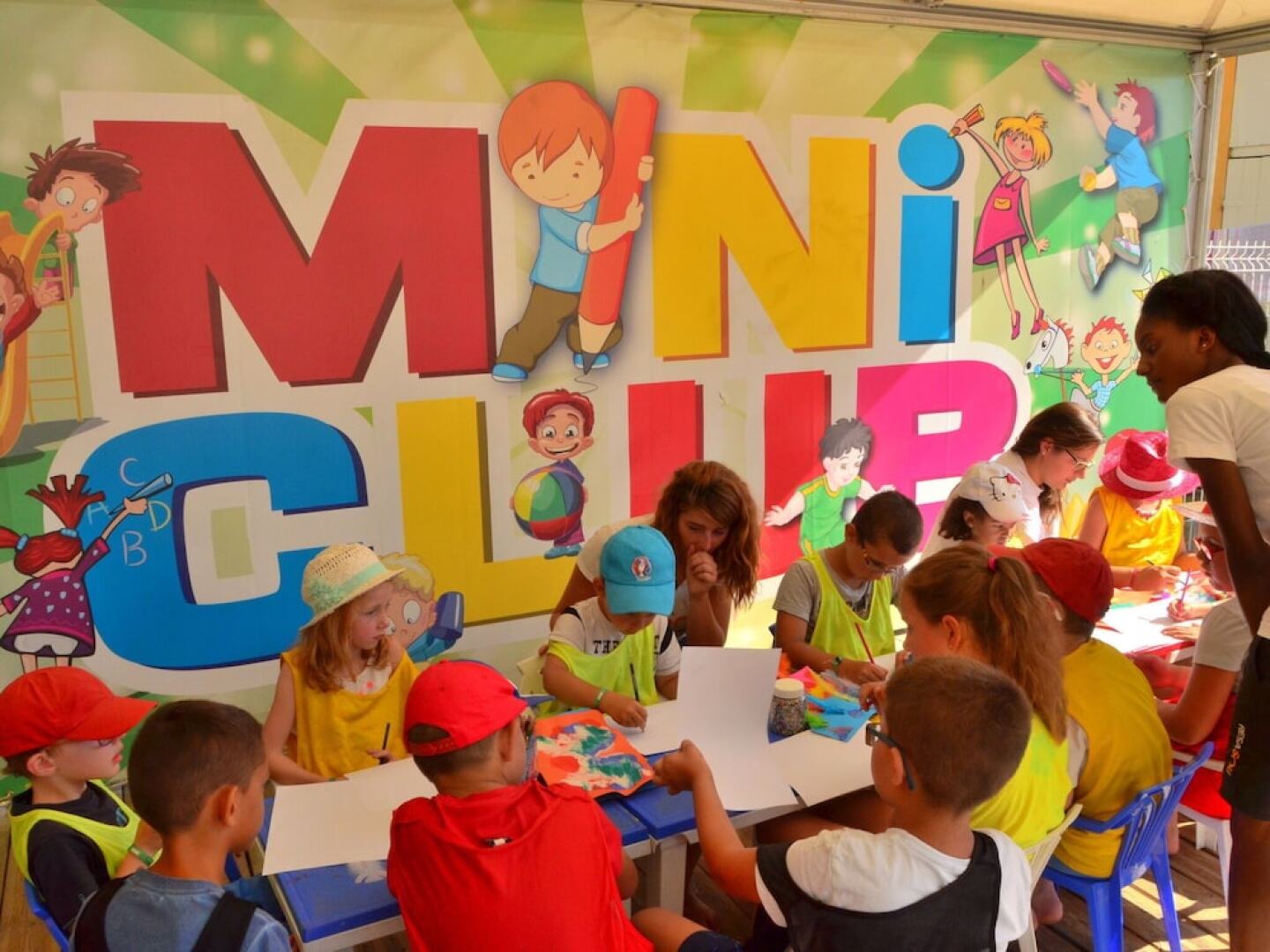 Cozy Mobile Home With Covered Terrace Close to the Beach